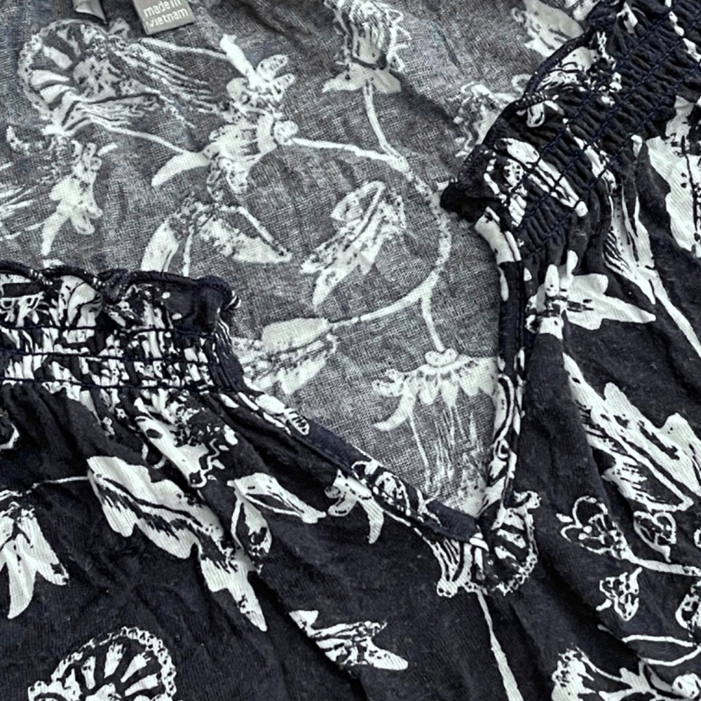 Daisy Fuentes Navy Blue and White Floral Sleeveless Top - Picture 4 of 12